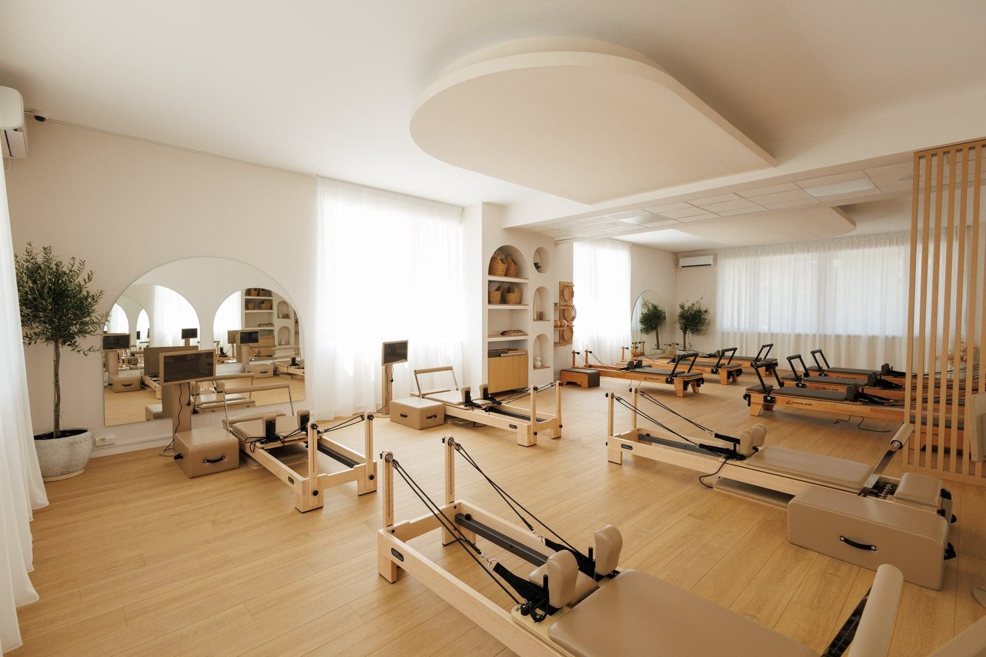 Sala InForm Studio cu reformere aliniate, spațiu luminos în Chiajna